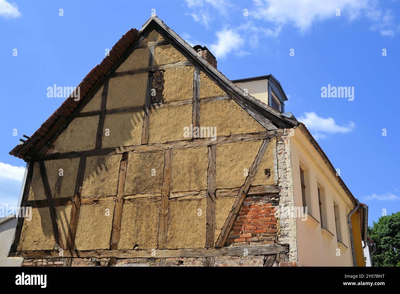 Casa in legno fatiscente nella città di Brandeburgo Foto Stock