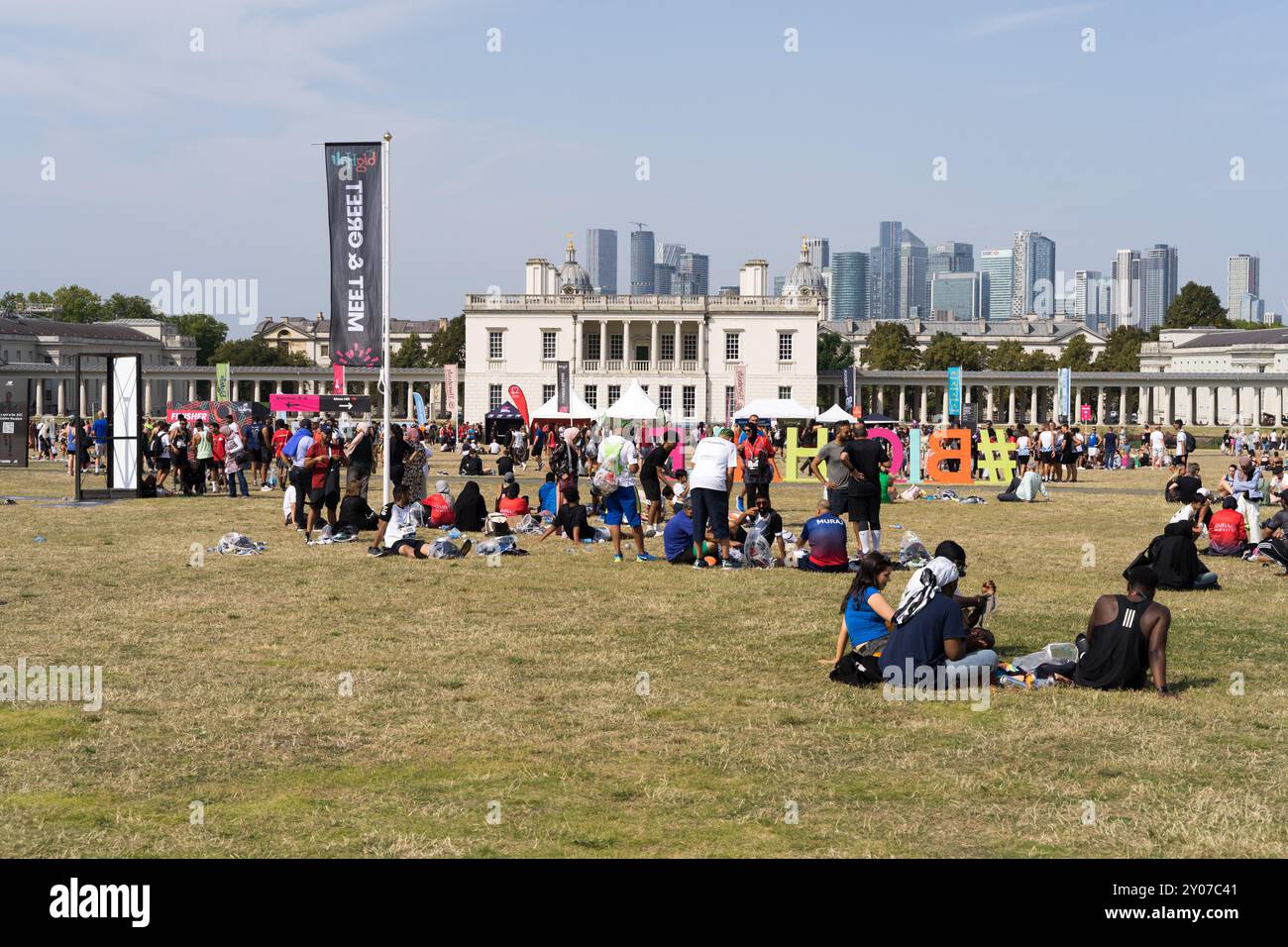 Londra, Regno Unito, 1 settembre 2024: I corridori si godono il sole dopo la grande mezza gara , dopo la festa nel parco di Greenwich per la Big Half London Marathon 2024 organizzata dalla Maratona di Londra. Il percorso di 13,1 km si snoda attraverso Londra dal Tower Bridge all'iconico Cutty Sark a Londra, Greenwich, Inghilterra, Regno Unito. Credito: Glosszoom/Alamy Live News Foto Stock
