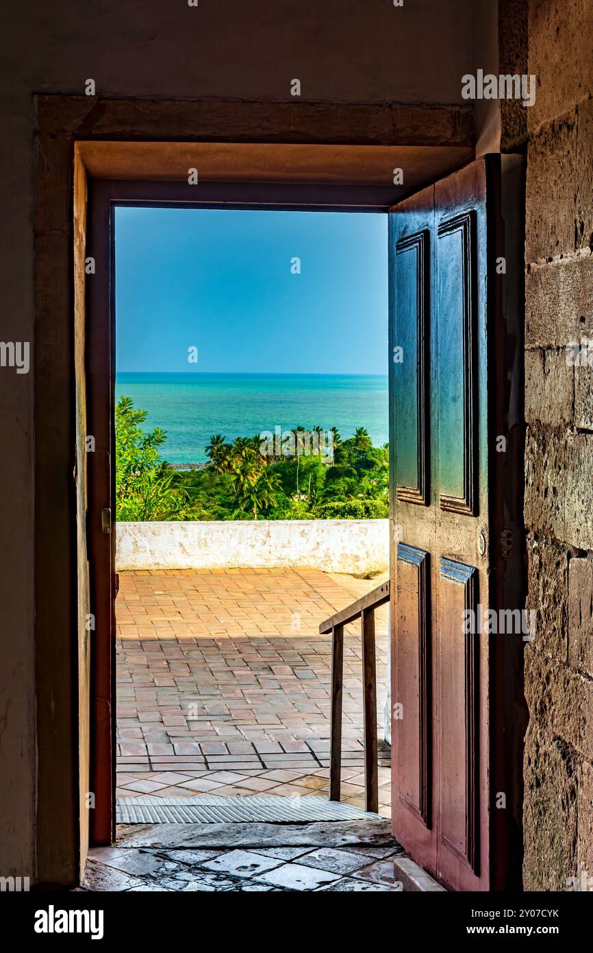 Vecchia porta in legno aperta all'interno della chiesa che si affaccia sul mare nella città di Olinda in Pernambuco Foto Stock