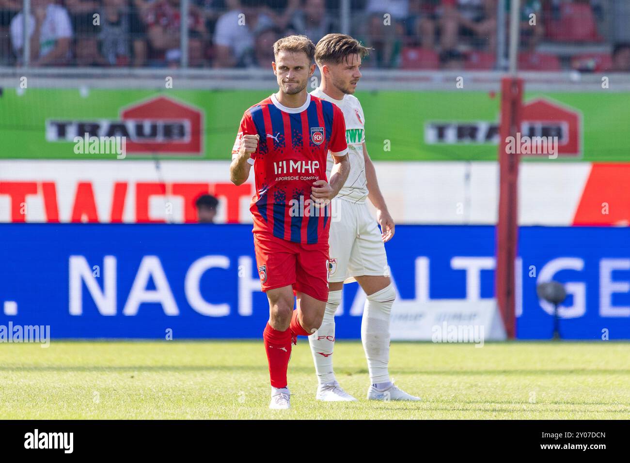 Leonardo SCIENZA (1 FC Heidenheim, #08) trifft zum 2:0, erzielt ein Tor, jubelt/freut sich, emozione, Freude, Begeisterung, ballt die Faust GER, 1. FC Heidenheim (FCH) vs. FC Augsburg (FCA), Fussball, Maenner, Herren, 1. Bundesliga, 2. Spieltag, Saison 2024/2025, 01.09.2024 NORMATIVE DFL/DFB VIETANO QUALSIASI USO DI FOTOGRAFIE COME SEQUENZE DI IMMAGINI E/O QUASI-VIDEO foto: Eibner-Pressefoto/Oliver Schmidt Foto Stock