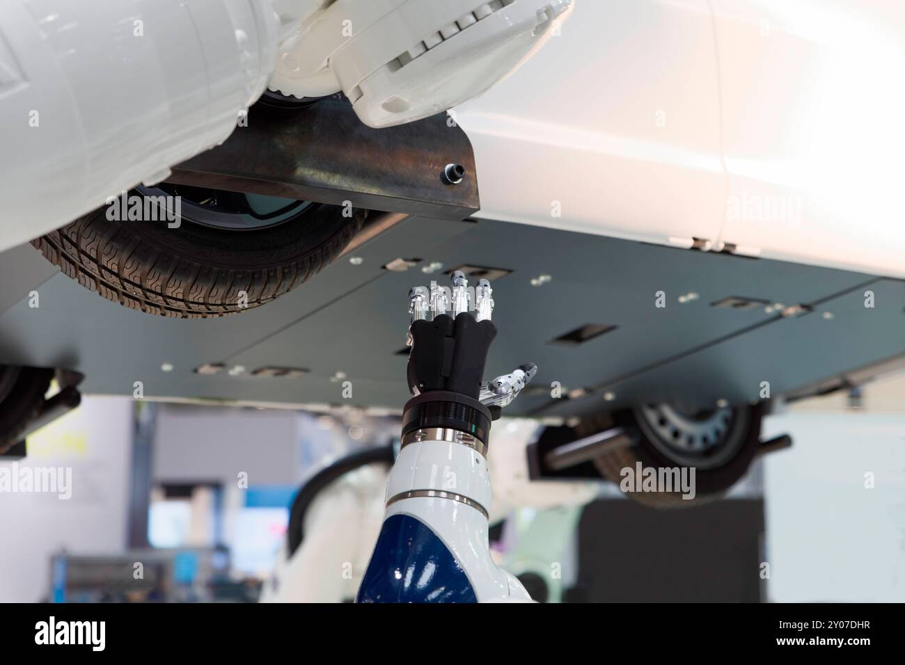 Auto su piattaforma di sollevamento, lavoro di assemblaggio di un robot industriale, Fiera di Hannover, bassa Sassonia, Germania, Europa Foto Stock