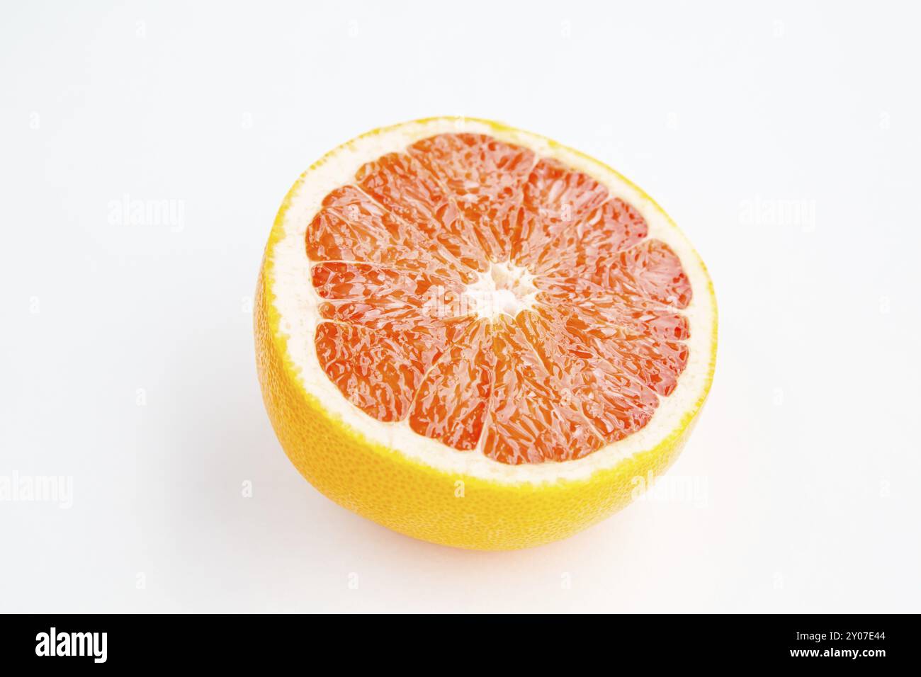 Pompelmo rosso fresco tagliato a metà isolato su sfondo bianco Foto Stock