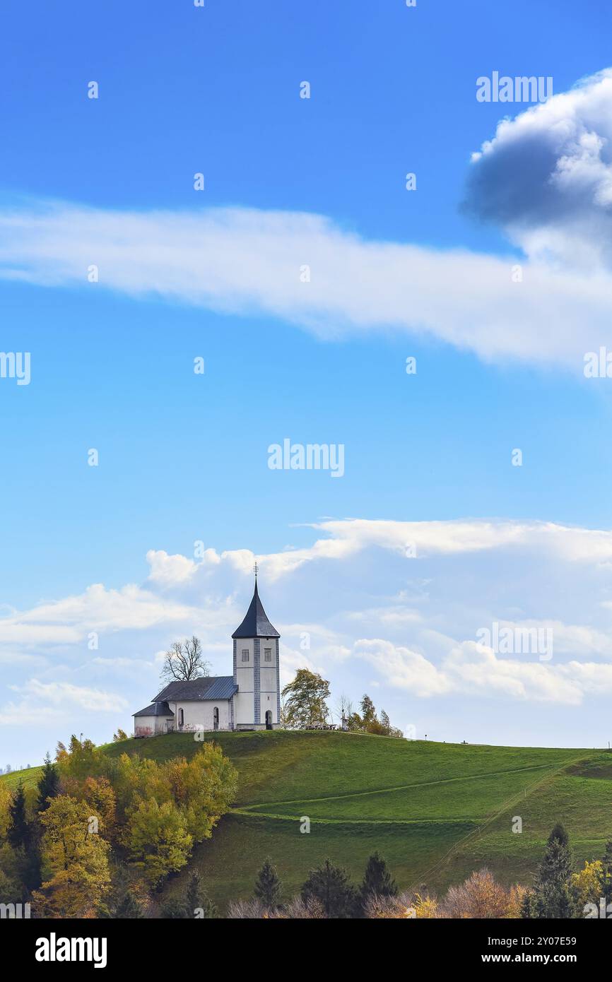 Panorama autunnale con i Santi Primus e la Chiesa Feliciana in cima alla collina nella campagna slovena, Slovenia, Europa Foto Stock