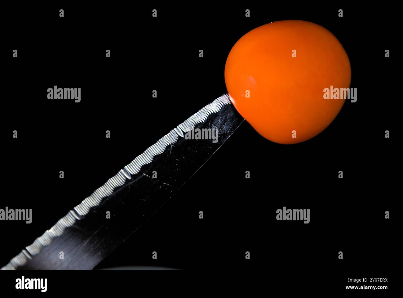 Pomodoro sulla punta di un coltello Foto Stock