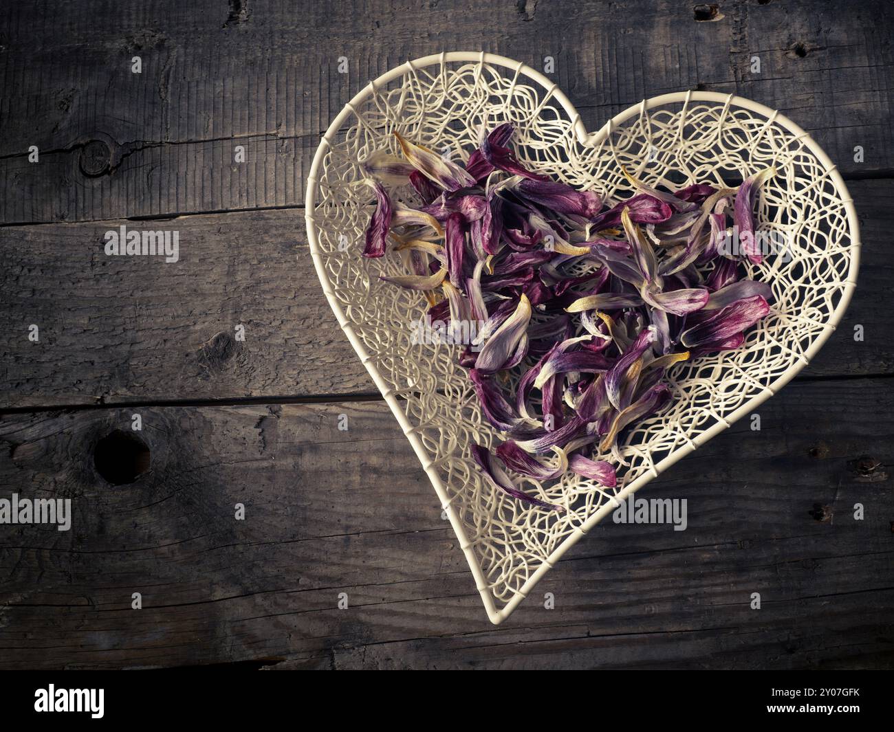 Forma di cuore di tulip lascia su di una tavola in legno rustico Foto Stock