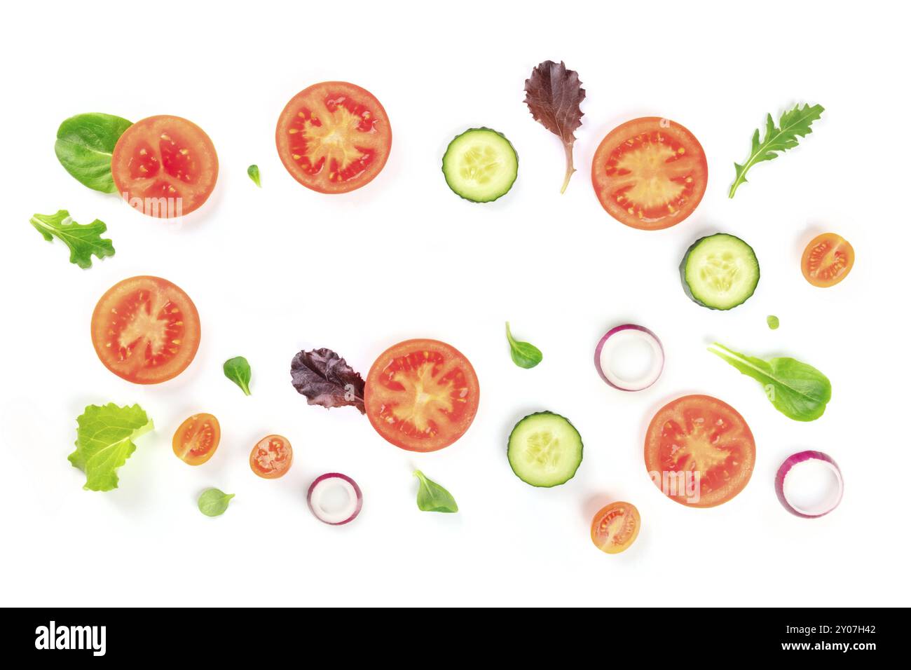 Fresca insalata di verdure ingredienti, girato dalla parte superiore su uno sfondo bianco. Un piano di composizione di laici con pomodoro, cetriolo, fette di cipolla e mezclun lea Foto Stock