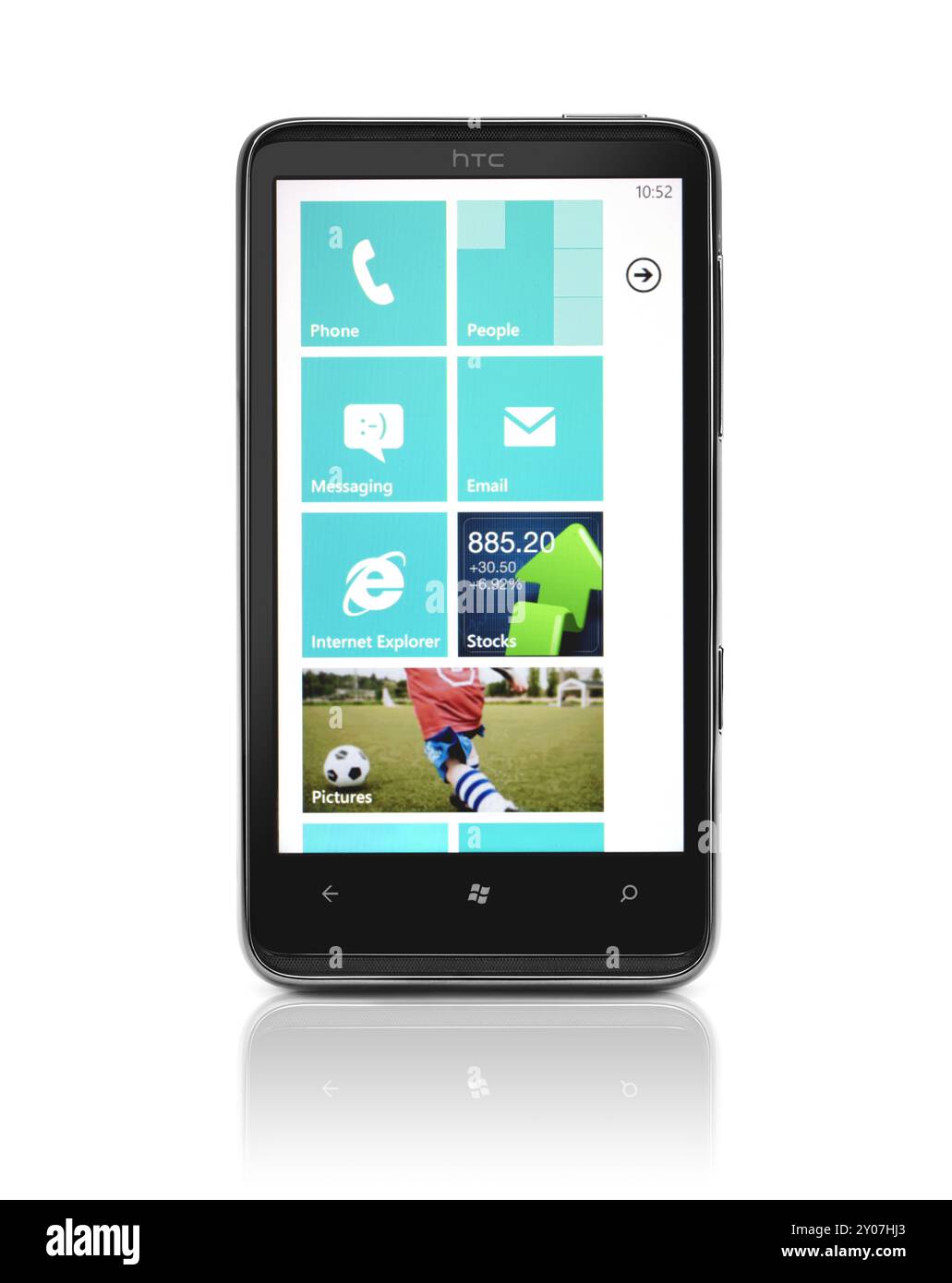 Telefono Windows 7. Smartphone HTC HD7 con riquadri desktop sul display isolati con percorso di ritaglio su sfondo bianco. Foto di alta qualità Foto Stock