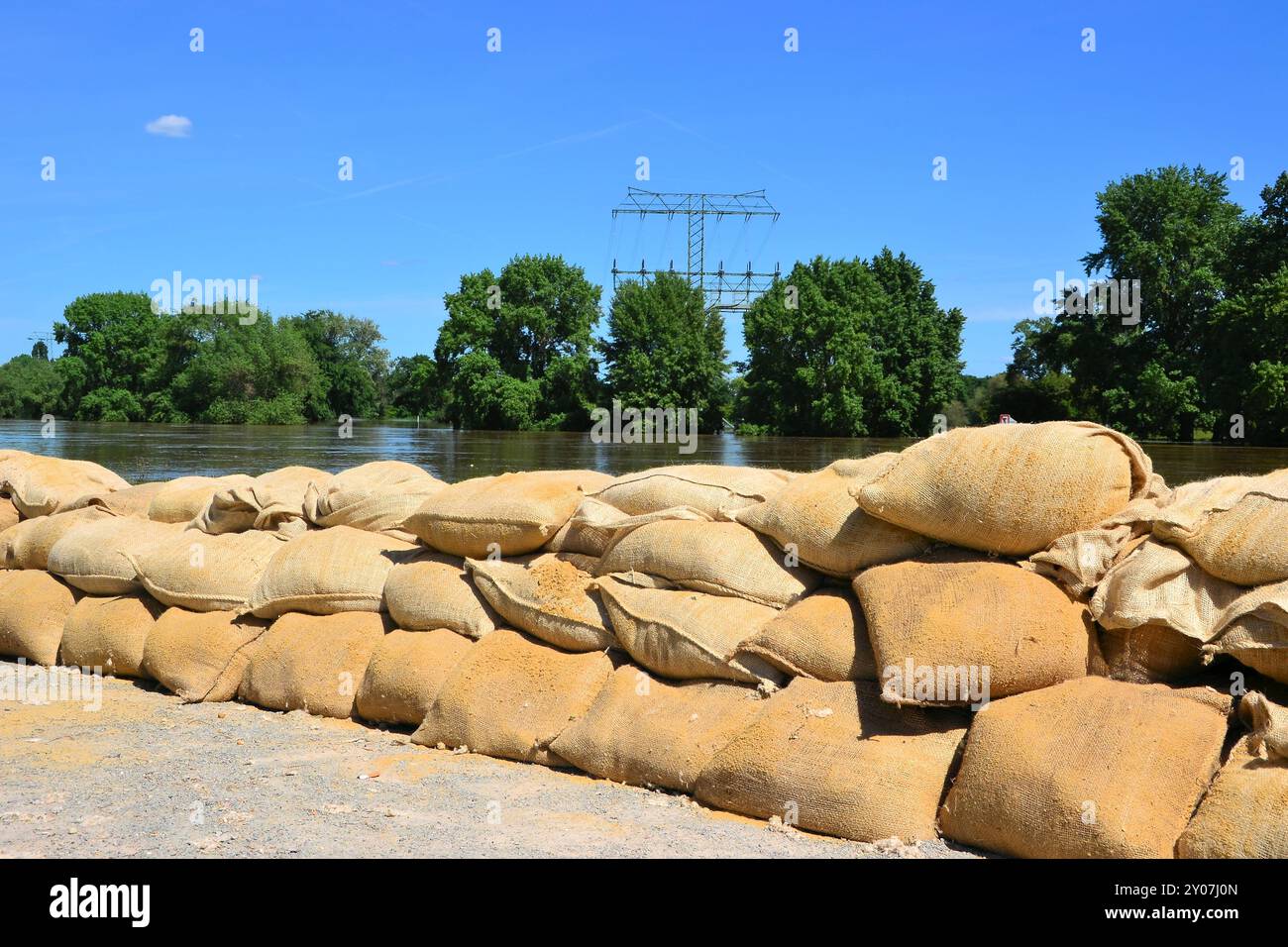 Sacchi di sabbia durante le inondazioni del 2013 a Magdeburgo sul fiume Elba Foto Stock