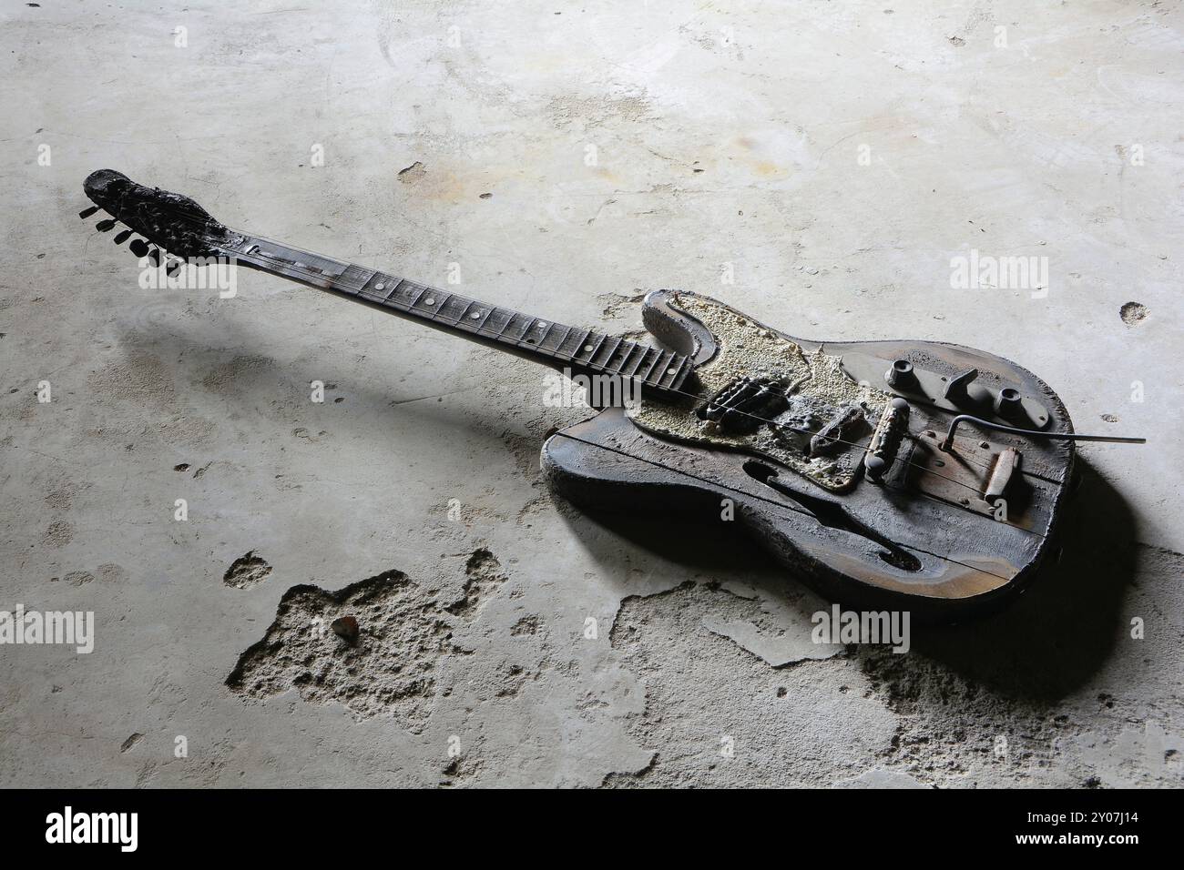 Chitarra bruciata sul pavimento di una casa abbandonata in rovina a Magdeburgo Foto Stock