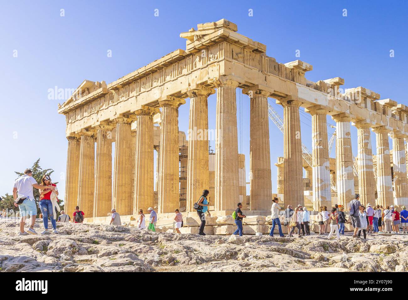 Atene, Grecia, 14 ottobre 2016: Turisti vicino al tempio del Partenone nell'Acropoli ad Atene, Grecia, Europa Foto Stock