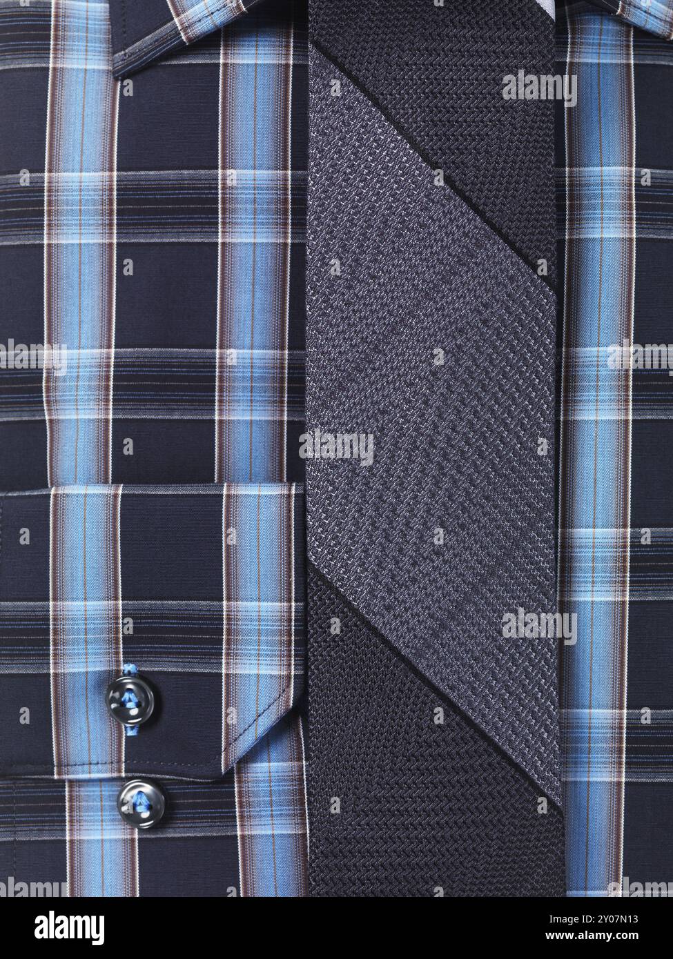 Primo piano di una camicia blu con colletto in tartan da uomo e cravatta sottile Foto Stock
