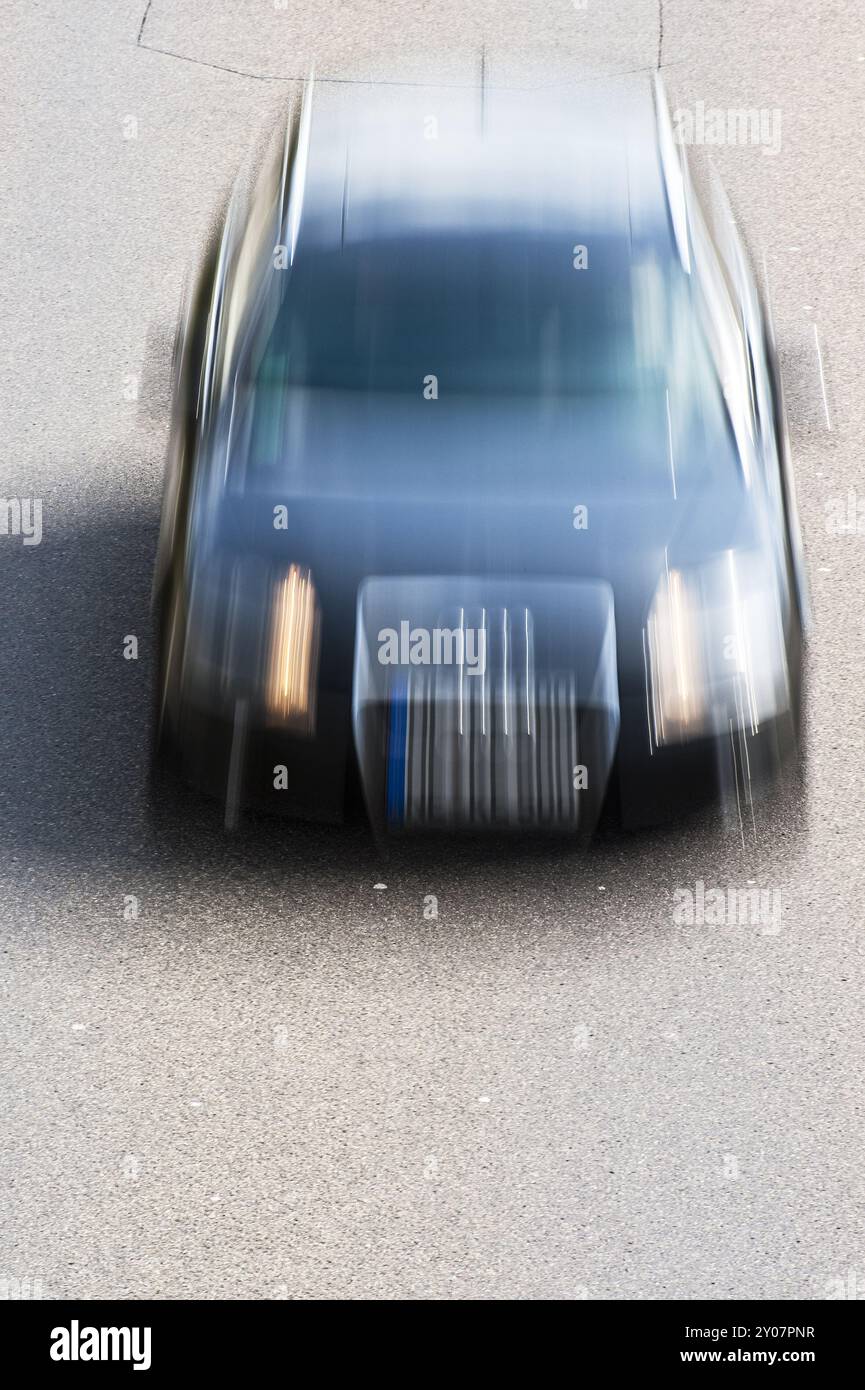 Vista dall'alto di un'auto che viaggia ad alta velocità Foto Stock