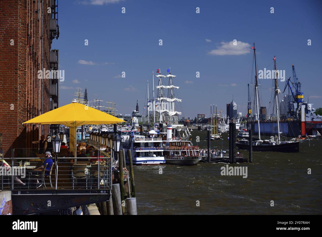 Europa, Germania, Amburgo, Elba, Harbour Birthday, St. Pauli, vista sulla Filarmonica dell'Elba, Windjammer, Terrace Hamburg Elbe Warehouse, Amburgo, Foto Stock