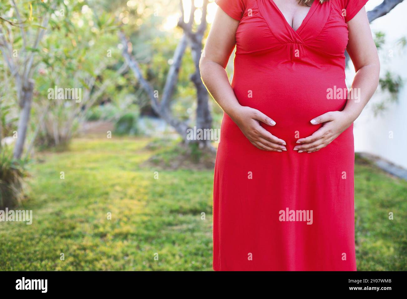 Bella donna incinta rilassante al di fuori del parco Foto Stock