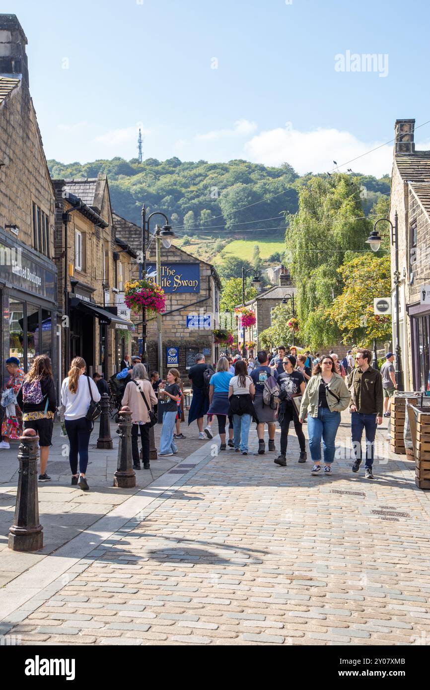 Gente che si gode il sole estivo nei bar e caffe' della citta' mercato del West Yorkshire di Hebden Bridge nella valle di Calderdale, Inghilterra Foto Stock