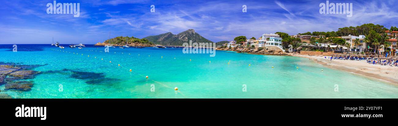 Maiorca Isole Baleari luoghi affascinanti da visitare - villaggio di pescatori di Sant Elm (San Telmo) con una splendida spiaggia e una splendida vista sull'isola di Dragonera Foto Stock