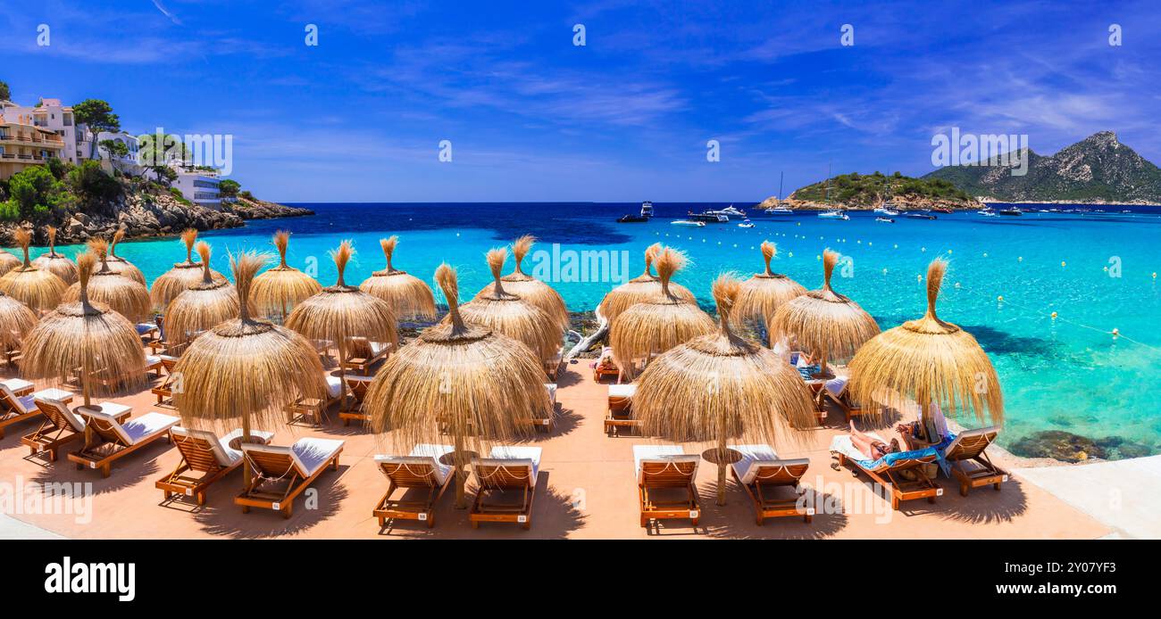 Maiorca (Maiorca), spiaggia panoramica dell'isola e popolare località di villeggiatura Peguera. Vacanze estive in Spagna alle Baleari Foto Stock
