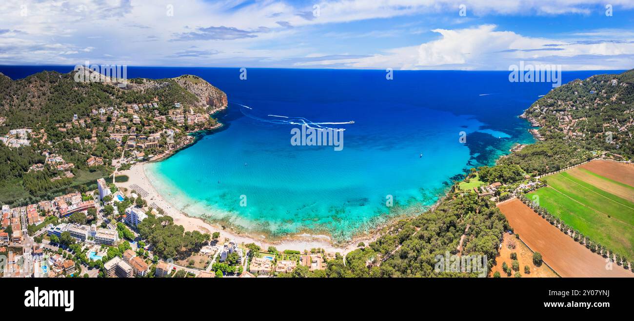 Le migliori destinazioni balneari dell'isola di Maiorca (Maiorca) - splendida spiaggia panoramica di Canyamel con mare turchese. vista panoramica con drone aereo. Spagna estate holi Foto Stock