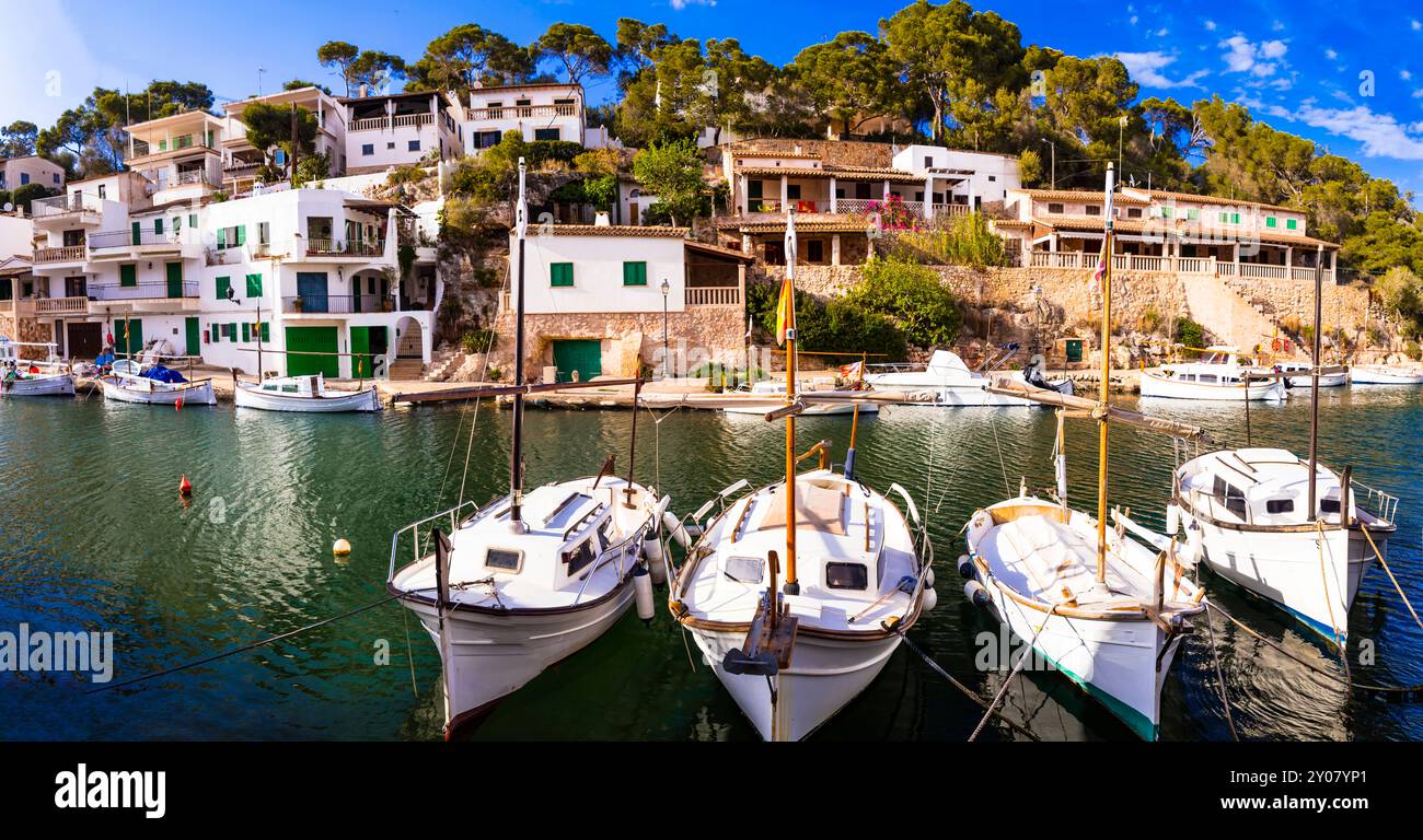 Attrazioni e luoghi panoramici dell'isola di Maiorca (Maiorca) - tradizionale villaggio di pescatori con tipiche barche in legno Cala Figuera. Vacanze estive in Spagna in Foto Stock