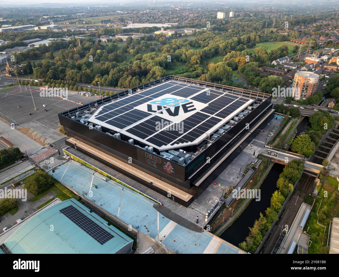 Vista aerea dell'edificio CO-OP LIVE con tetto piatto e logo "COOP LIVE" a Manchester nel Regno Unito Foto Stock