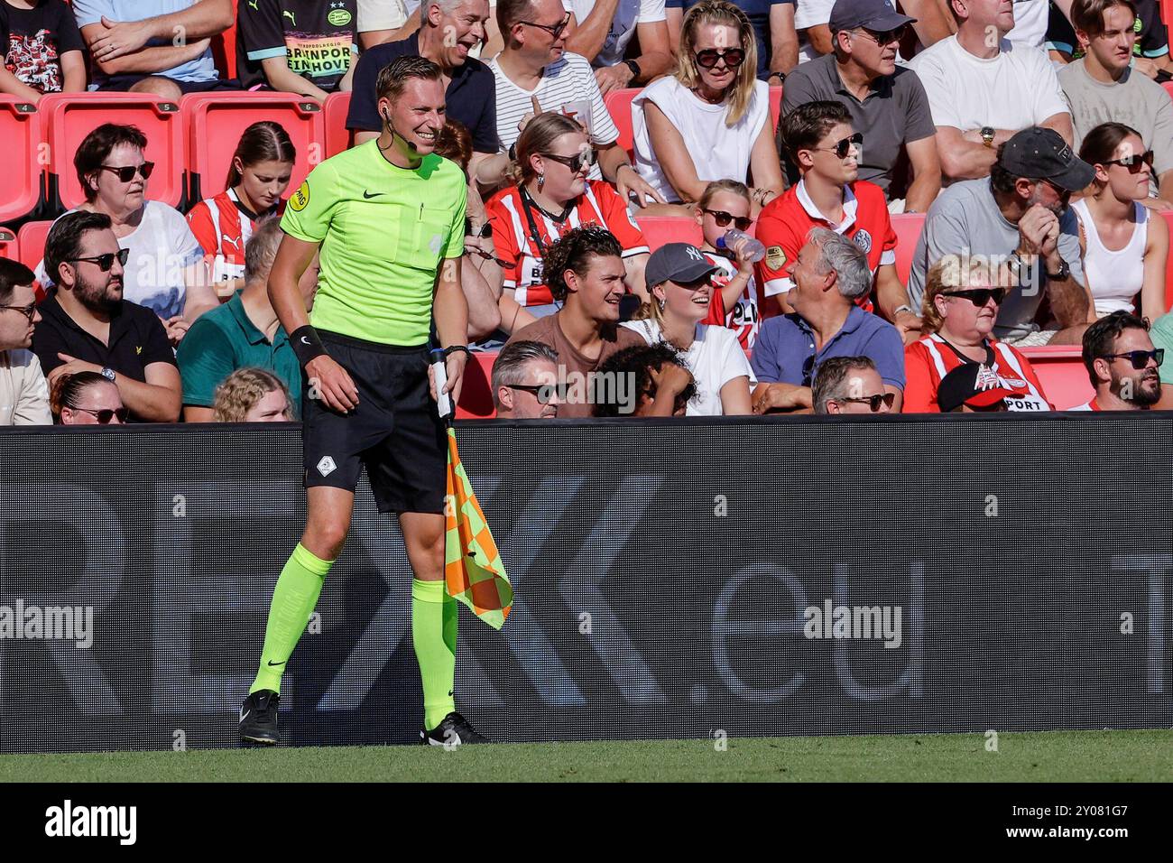 Eindhoven, Paesi Bassi. 1 settembre 2024. EINDHOVEN, PAESI BASSI - 1 SETTEMBRE: Assistente arbitro Marco Ribbink durante una partita olandese Eredivisie tra PSV e Go Ahead Eagles al Philips Stadion il 1° settembre 2024 a Eindhoven, Paesi Bassi. (Foto di Broer van den Boom/Orange Pictures) credito: dpa/Alamy Live News Foto Stock