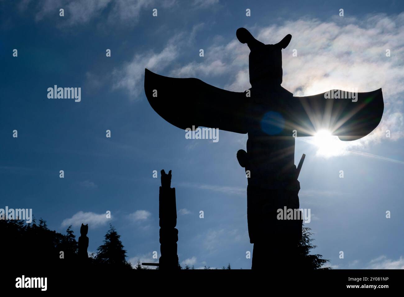 Canada, British Columbia, al largo della costa settentrionale dell'isola di Vancouver. Cormorant Island, Alert Bay. Namgis Burial Grounds, totem pole silhouette. Foto Stock