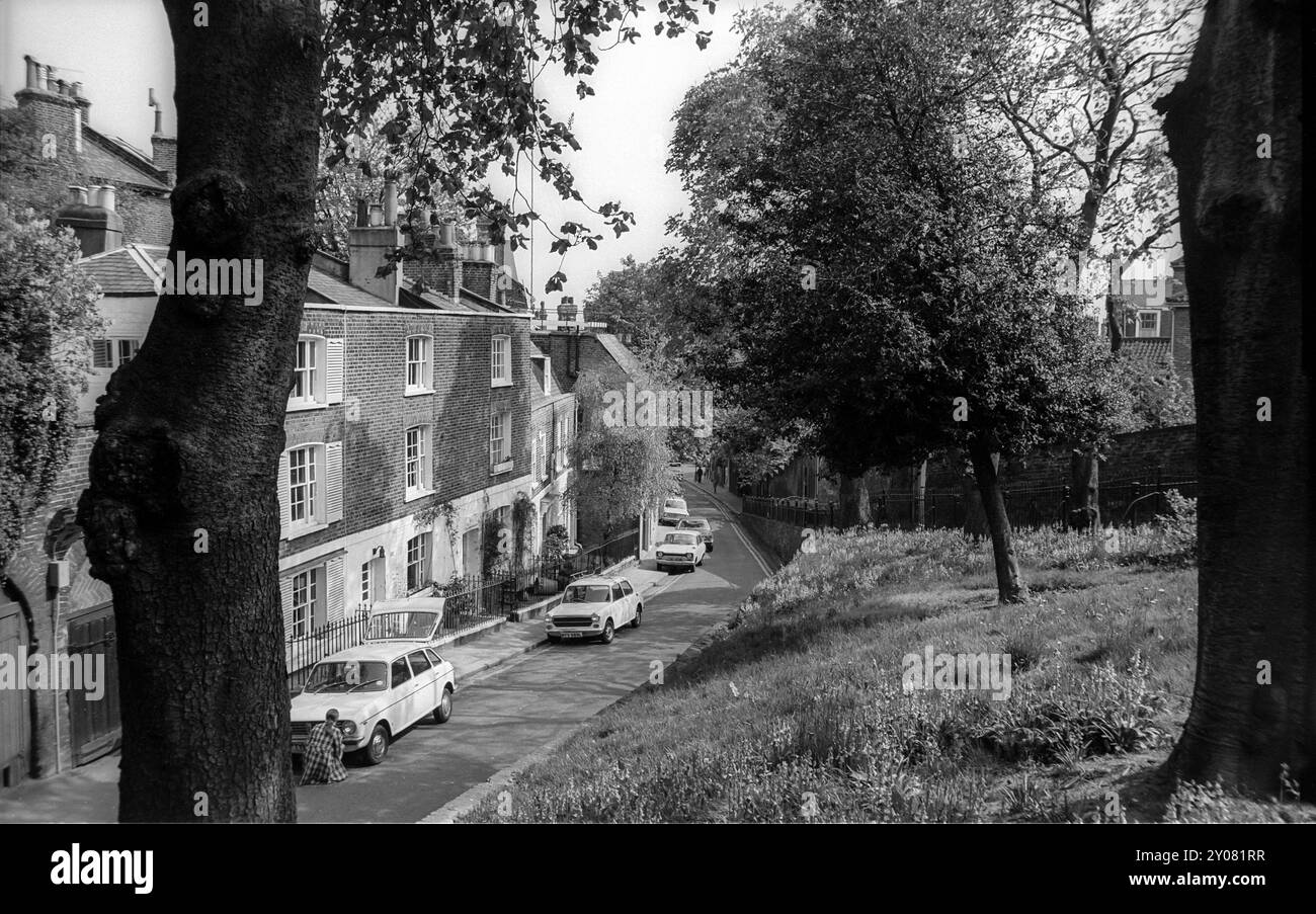 Fotografia d'archivio in bianco e nero degli anni '1970 di Holly Hill nell'Hampstead Village. Foto Stock