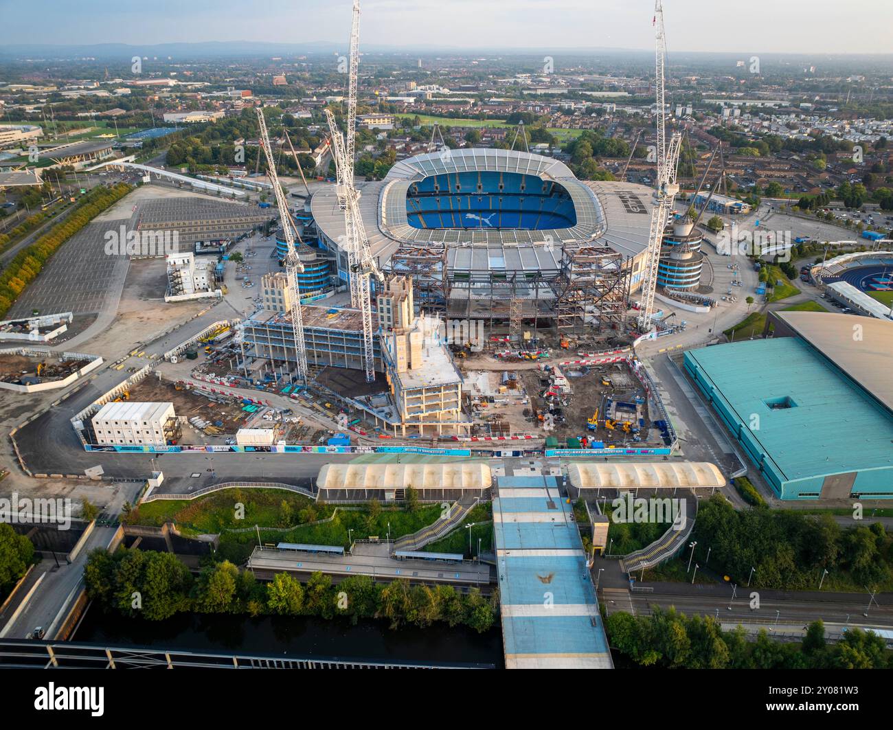 Vista aerea dell'Etihad Stadium di Manchester, con lavori di costruzione in corso su un nuovo stand e sulle aree circostanti Foto Stock