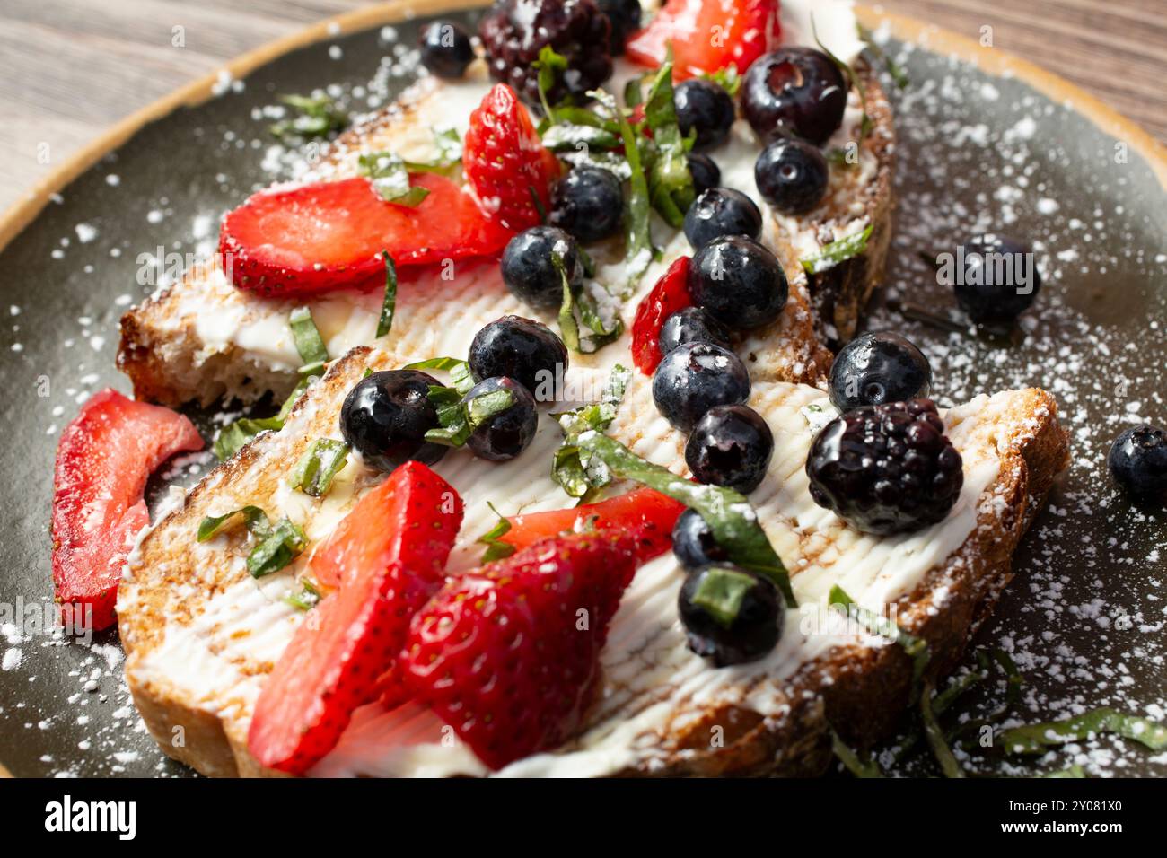 Vista ravvicinata di un piatto di toast ai frutti di bosco. Foto Stock