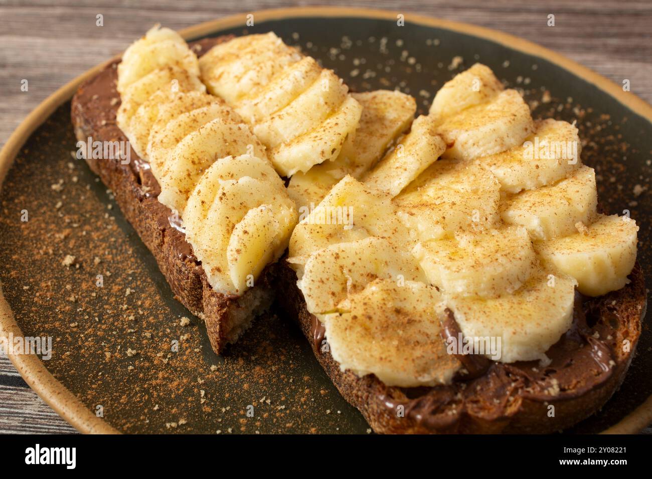 Vista di un piatto di banane tagliate a fette con toast al nichel di zucca. Foto Stock