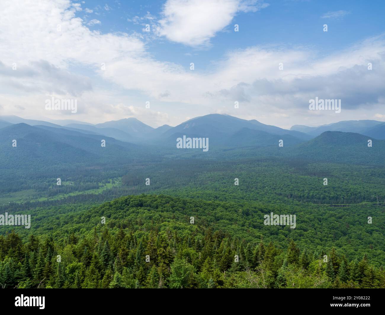 Mentre il cielo si apre sulle vaste montagne Adirondack, dalla cima del monte Van Hoevenberg vicino a Lake Placid, New Yor Foto Stock