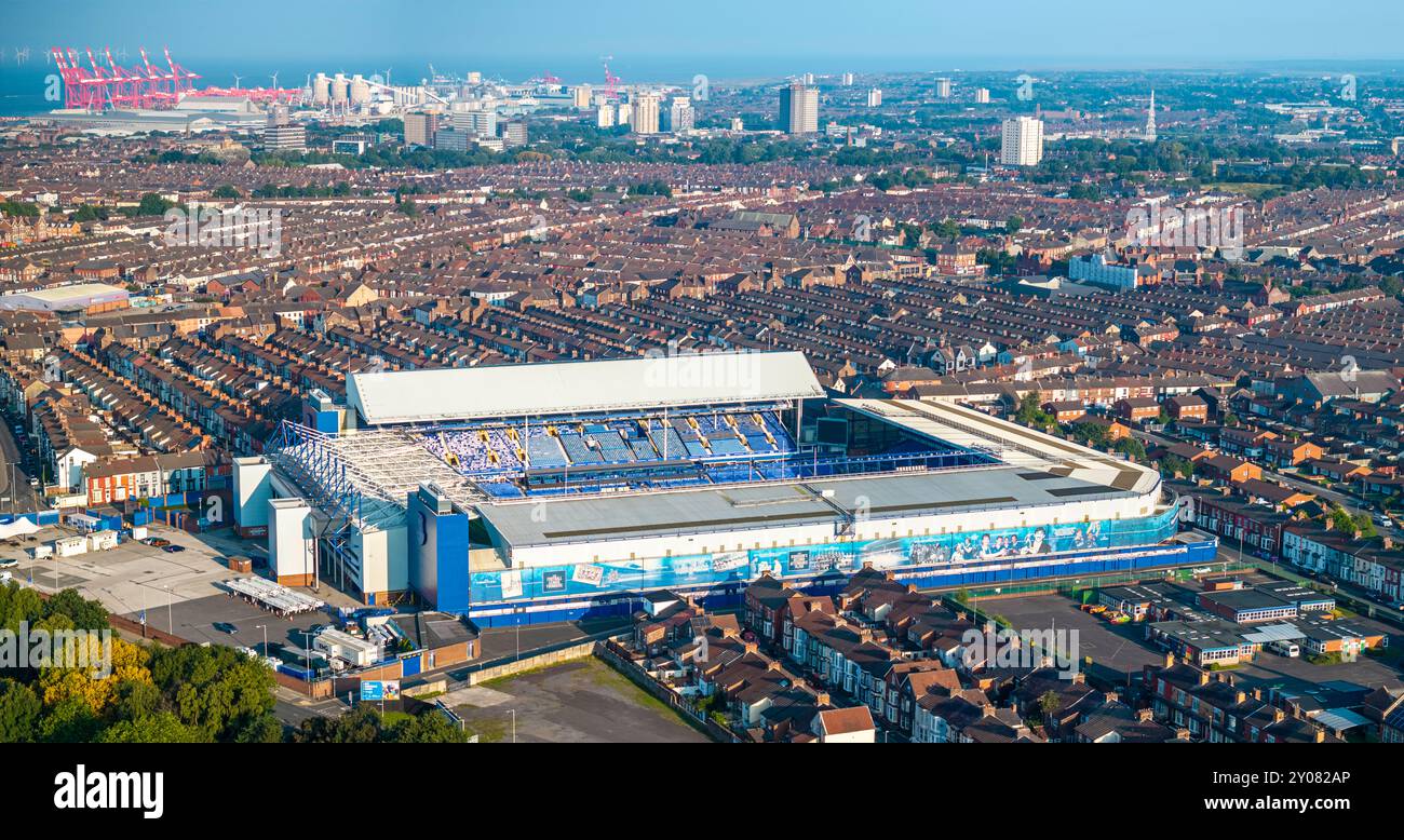 Una vista aerea del Goodison Park, lo stadio di casa dell'Everton, con la città di Liverpool sullo sfondo. Foto Stock