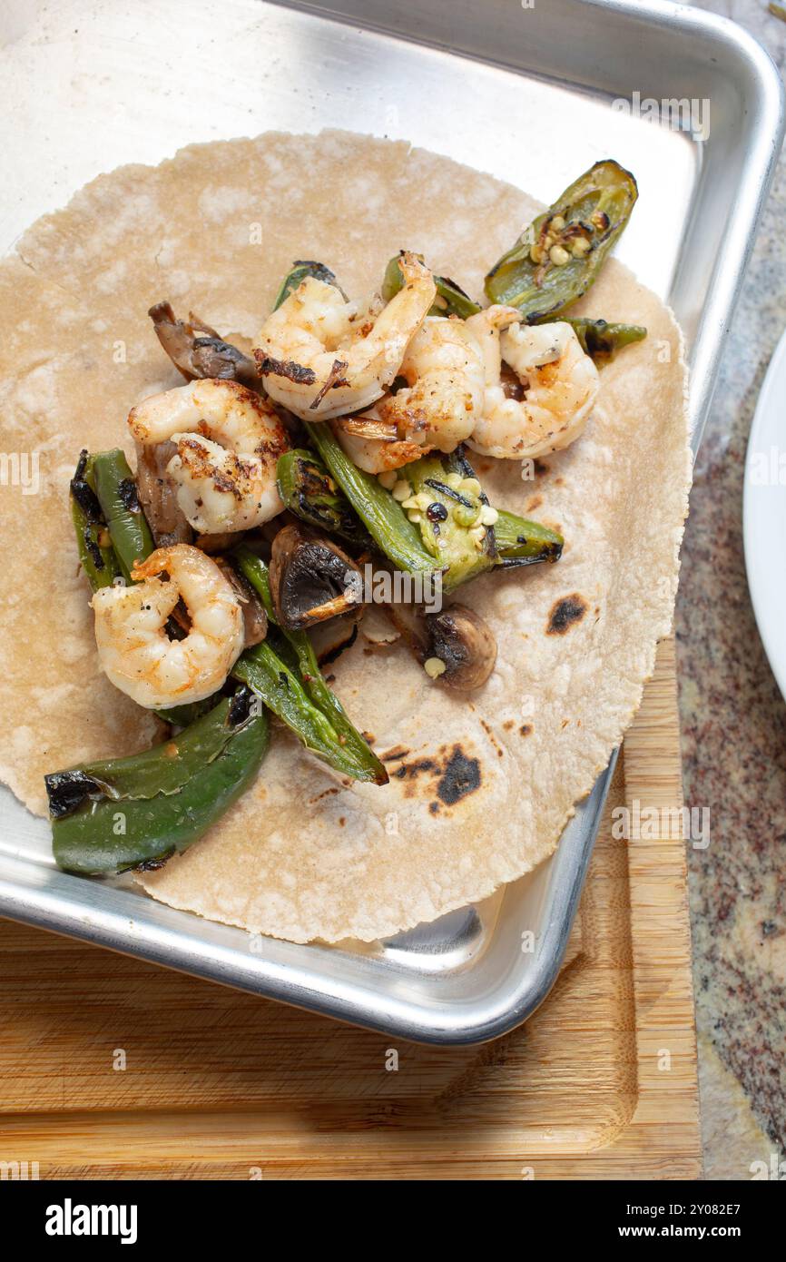 Vista dall'alto delle fajitas di funghi di gamberi in una tortilla di mais. Foto Stock