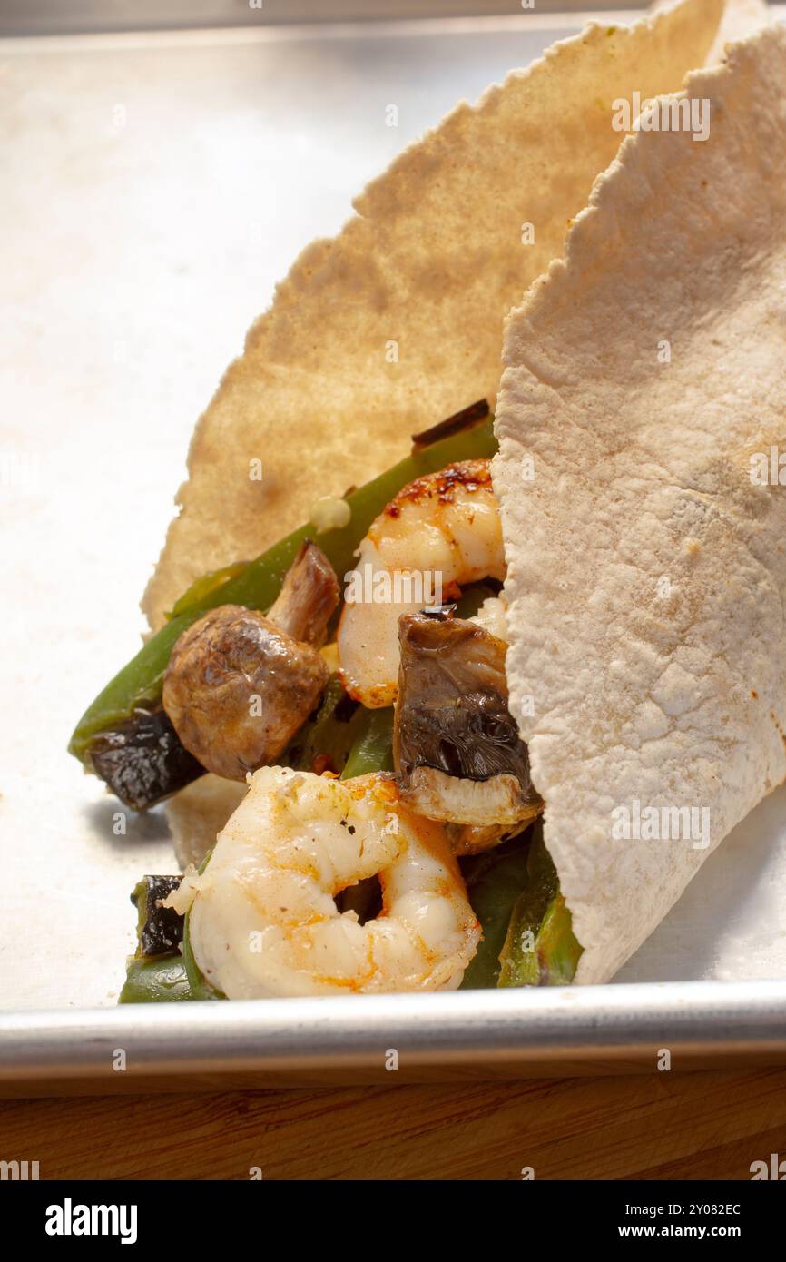 Vista su un fajita taco di gamberi. Foto Stock