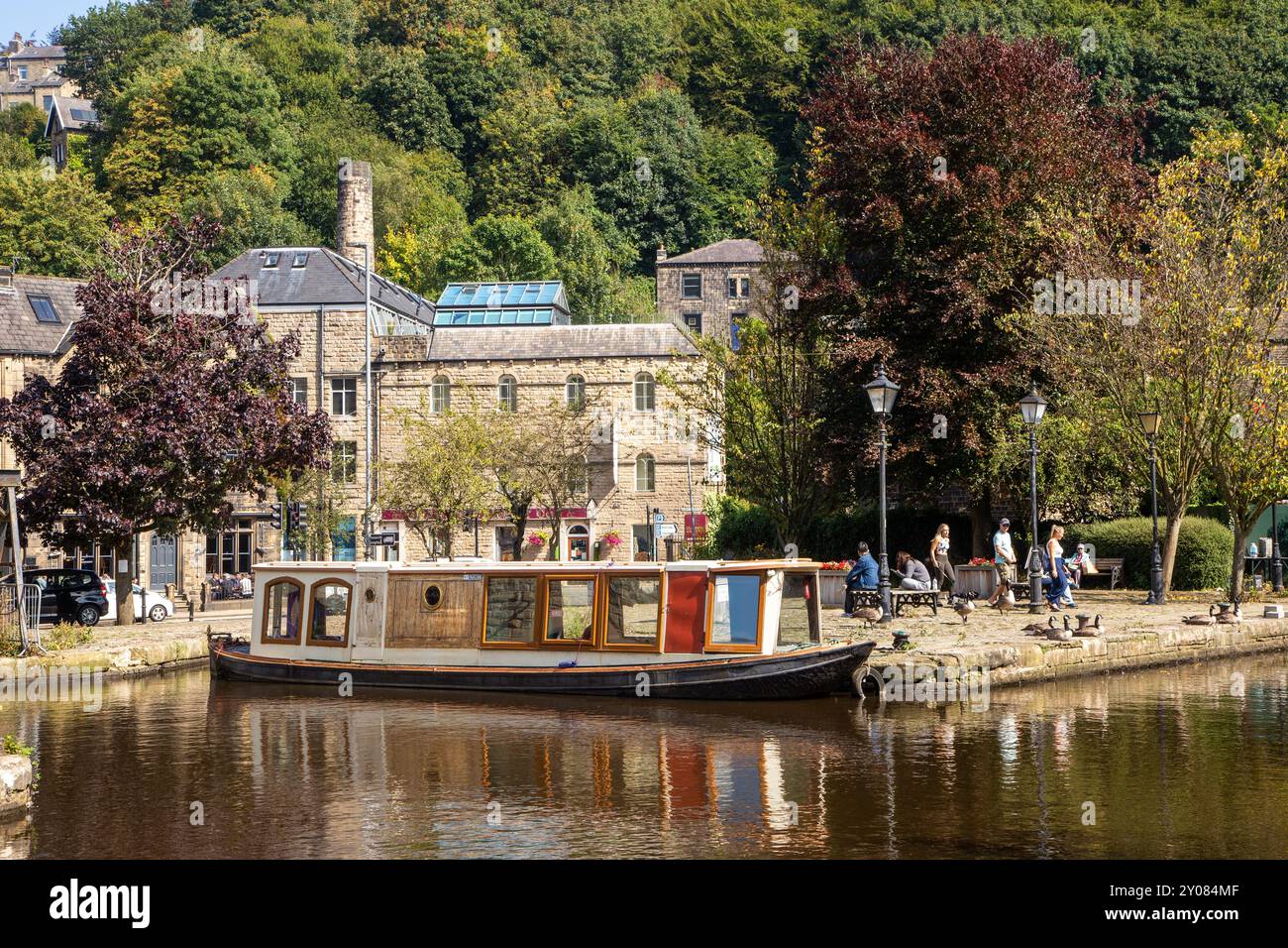 Le barche stretrowboats del canale ormeggiate dall'ex mulino Crossleys sul canale di Rochdale nella città di mercato di Calderdale Valley, Hebden Bridge, West Yorkshire, Inghilterra Foto Stock