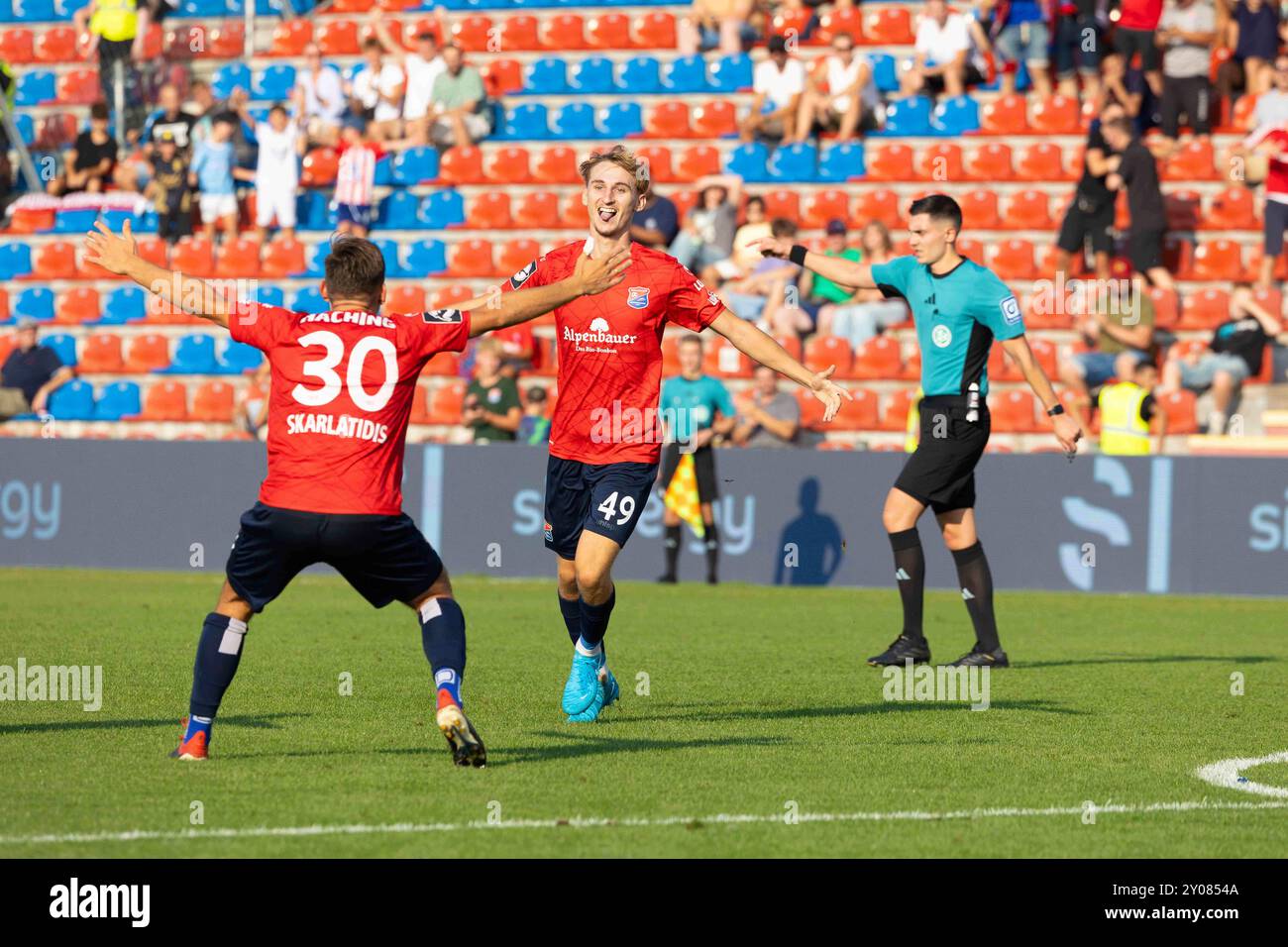 Unterhaching, Deutschland. 1 settembre 2024. Unterhaching, Germania 01. Settembre 2024: 3 . Liga - 2024/2025 - SpVgg Unterhaching vs. Rot-Weiss Essen Im Bild: 2. v.li. Torschuetze Nils Ortel (Unterhaching) jubelt nach seinem Tor zum 1:0 mit Simon Skarlatidis (Unterhaching) // le normative DFB vietano qualsiasi uso di fotografie come sequenze di immagini e/o quasi-video /// crediti: dpa/Alamy Live News Foto Stock