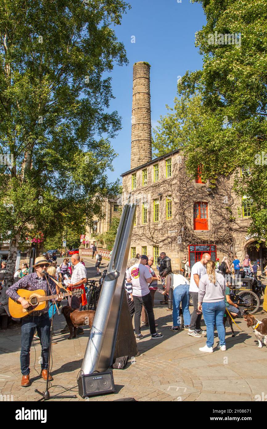 Gente di St George's Square, nella città di Hebden Bridge, nel West Yorkshire, che gode del sole estivo, mangiando e bevendo all'aperto Foto Stock