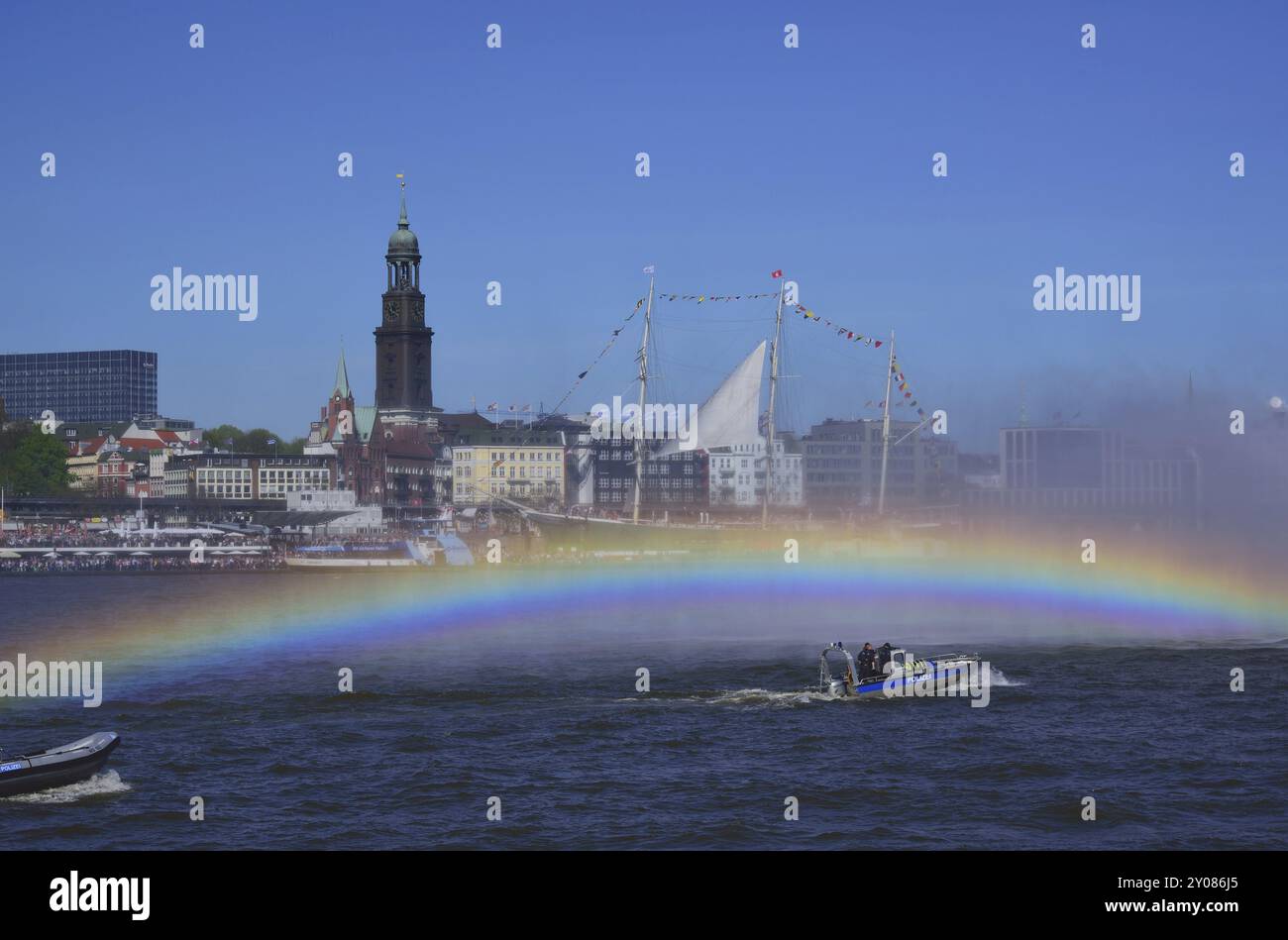 Europa, Germania, Amburgo, Elba, Vista sull'Elba fino al Michel, barca antincendio in azione al compleanno del porto, Arcobaleno, Amburgo, Amburgo, Federal Re Foto Stock