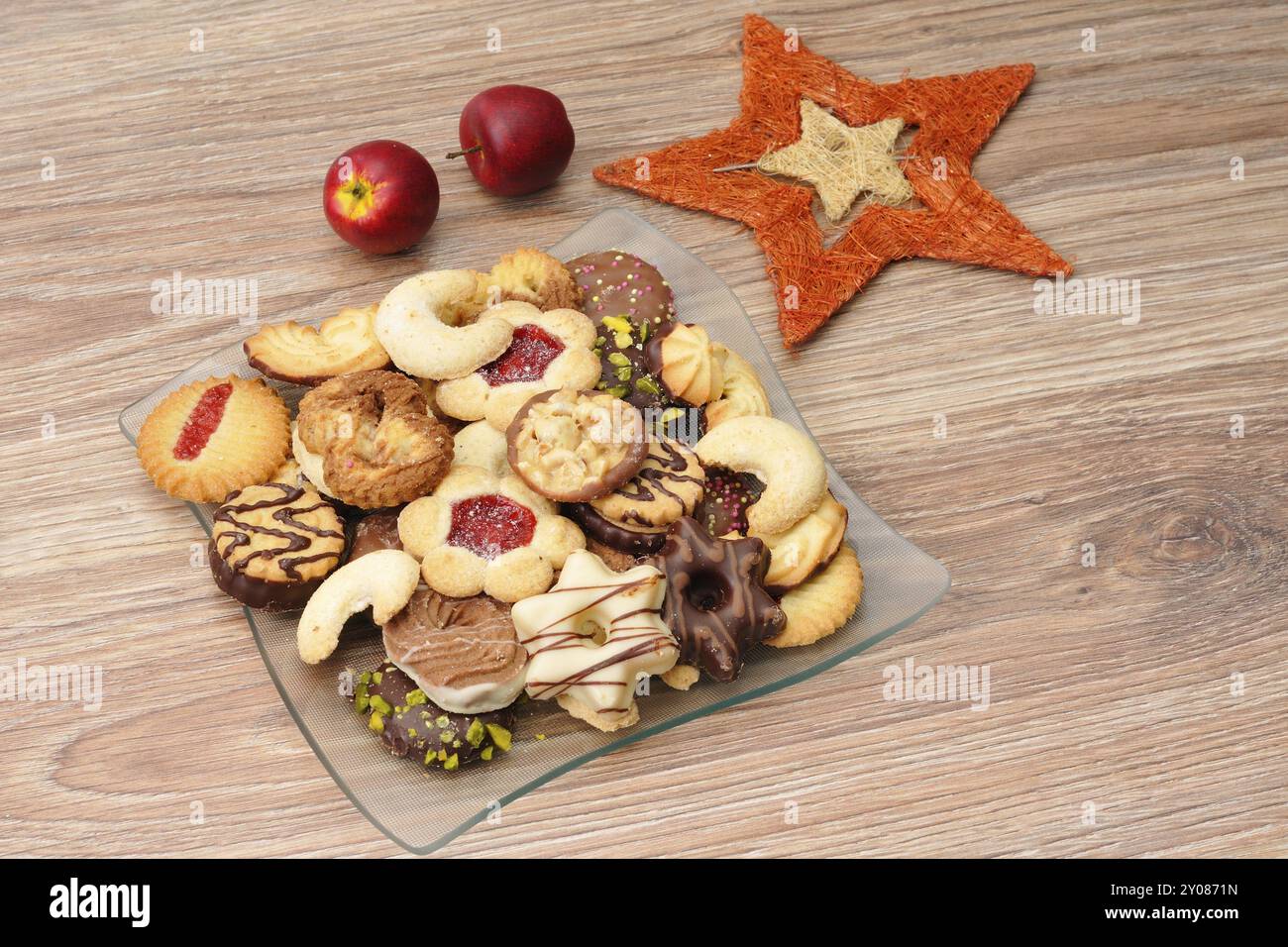 Biscotti di Natale con decorazioni, biscotti appena sfornati su un piatto per Natale Foto Stock