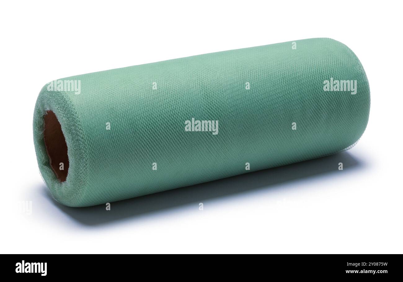 Taglio del rotolo di tessuto verde su bianco. Foto Stock
