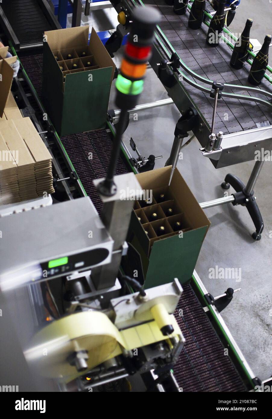 La produzione industriale shot con bottiglie di champagne sul nastro trasportatore in una fabbrica Foto Stock