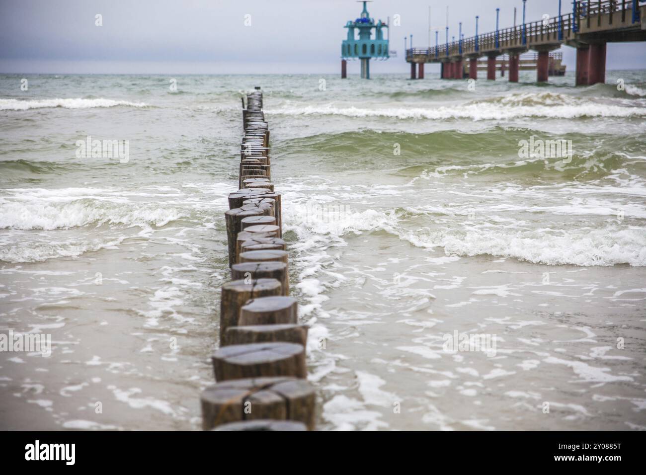 Pilastri di legno che conducono al Mar Baltico Foto Stock