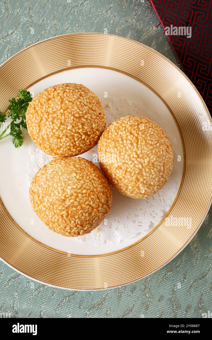 Una vista dall'alto verso il basso di un piatto di jiandui. Foto Stock