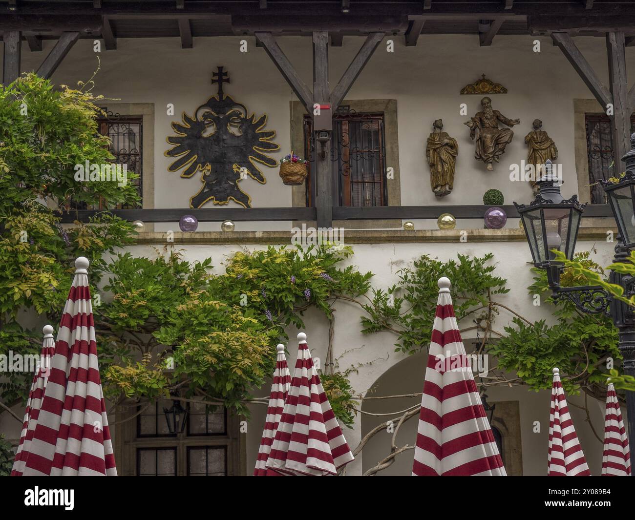 Balaustra storica con statue decorative, piante e ombrelli a strisce rosse, Duernstein, Wachau, Danubio, Austria, Europa Foto Stock