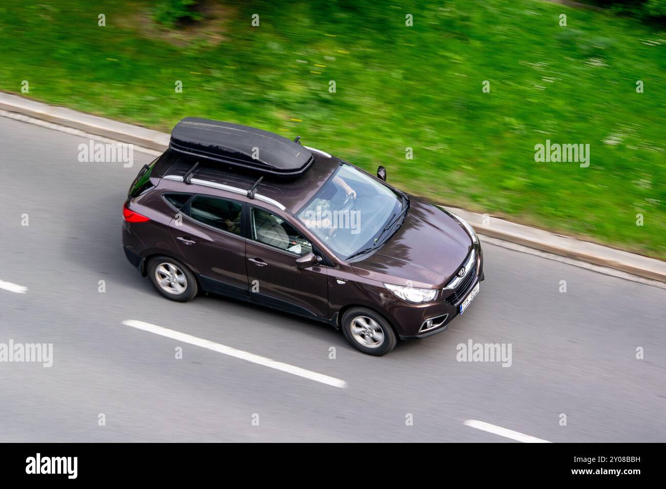 OSTRAVA, CECHIA - 7 MAGGIO 2024: Hyundai ix35 SUV var. Con box da tetto, effetto di sfocatura del movimento Foto Stock