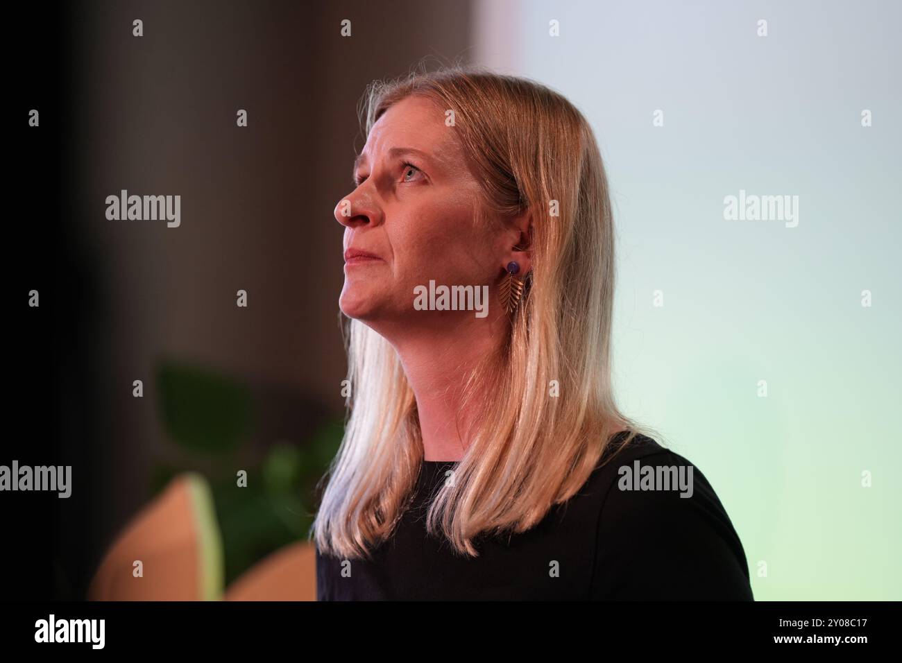 Erfurt, Germania. 1 settembre 2024. Madeleine Henfling (Alliance 90/The Greens), parte della coppia di candidati più alta del Partito Verde, reagisce dopo la pubblicazione delle prime previsioni per le elezioni statali in Turingia al partito elettorale del Partito Verde. Le elezioni statali in Turingia si sono tenute domenica. Crediti: David Breidert/dpa/Alamy Live News Foto Stock