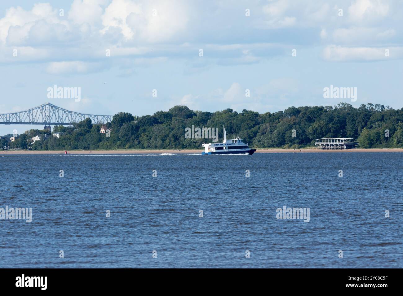 South Amboy, New Jersey - 21 agosto 2024: Un traghetto per NY Waterway naviga nelle acque al largo della costa di Staten Island durante l'estate. L'Outerbr Foto Stock