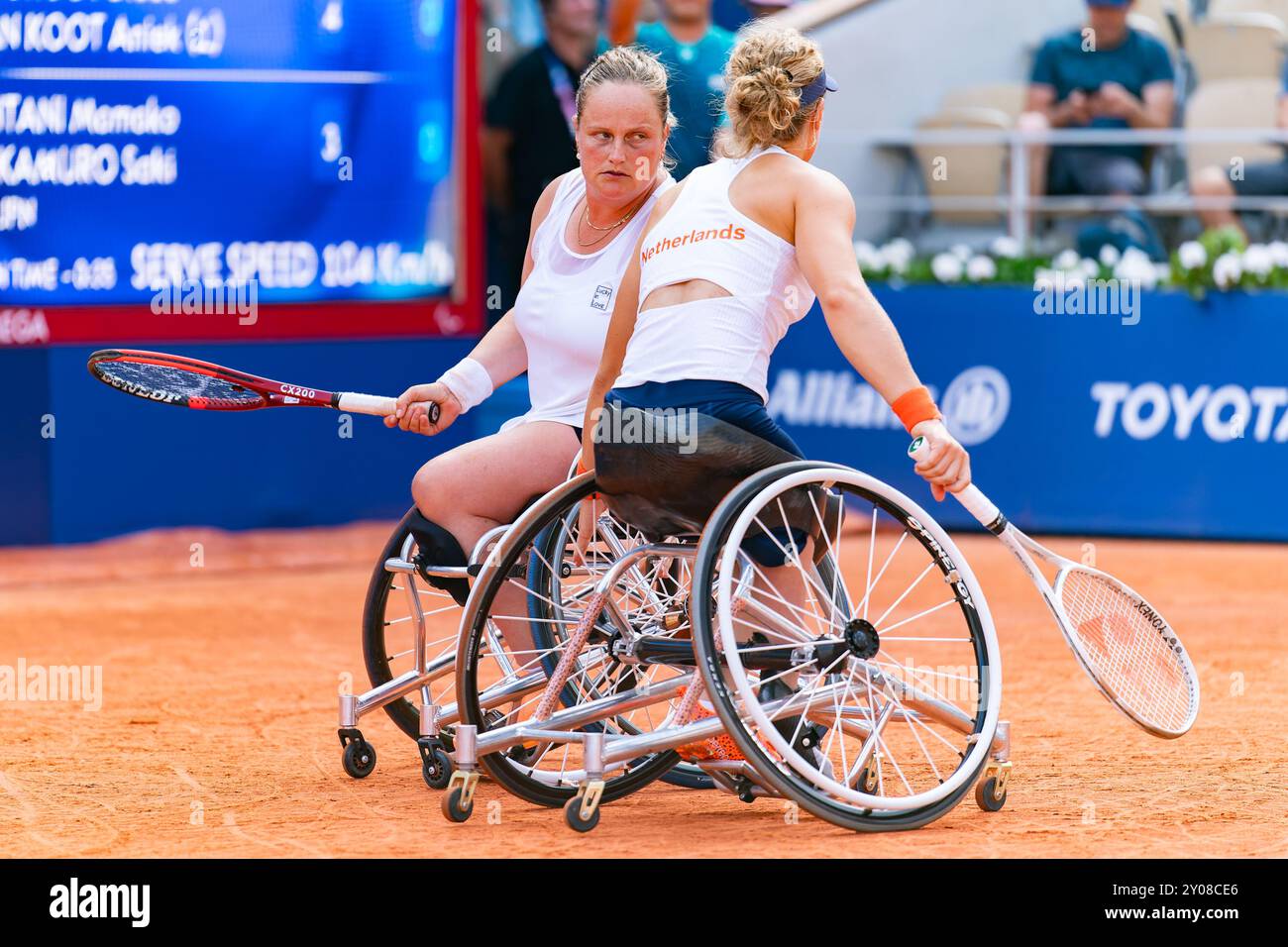 Parigi, Francia. 1 settembre 2024. PARIGI, FRANCIA - 1 SETTEMBRE: Diede de Groot dei Paesi Bassi interagisce con Aniek van Koot dei Paesi Bassi mentre gareggia nel secondo turno di doppio femminile durante la quarta giornata del Wheelchair Tennis - Paris 2024 Summer Paralympic Games al Roland Garros il 1° settembre 2024 a Parigi, Francia. (Foto di Joris Verwijst/Agenzia BSR) credito: Agenzia BSR/Alamy Live News Foto Stock