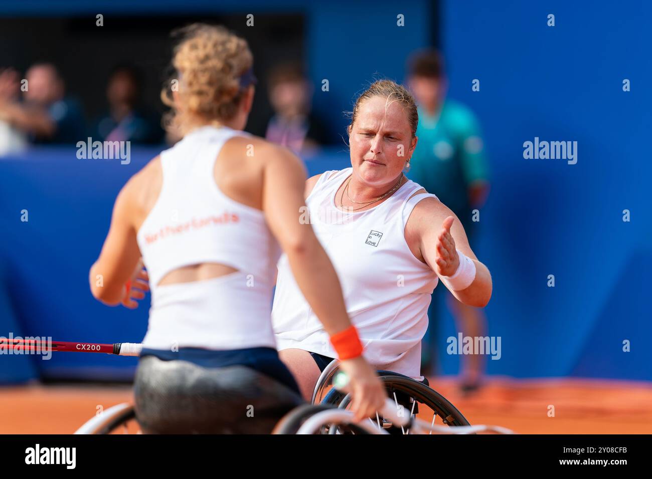 Parigi, Francia. 1 settembre 2024. PARIGI, FRANCIA - 1 SETTEMBRE: Diede de Groot dei Paesi Bassi interagisce con Aniek van Koot dei Paesi Bassi mentre gareggia nel secondo turno di doppio femminile durante la quarta giornata del Wheelchair Tennis - Paris 2024 Summer Paralympic Games al Roland Garros il 1° settembre 2024 a Parigi, Francia. (Foto di Joris Verwijst/Agenzia BSR) credito: Agenzia BSR/Alamy Live News Foto Stock