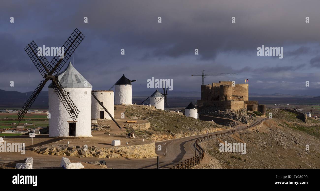 Molinos de Consuegra con el castillo de la Muela al fondo, cerro Calderico, Consuegra, provincia de Toledo, Castilla-la Mancha, Spagna, Europa Foto Stock